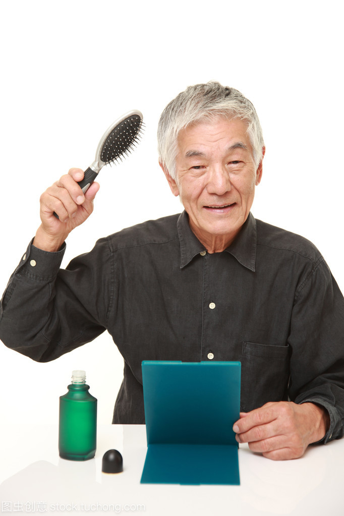 高級(jí)日本人如何通過(guò)專(zhuān)業(yè)沐浴用品實(shí)現(xiàn)頭發(fā)恢復(fù)與頭皮健康